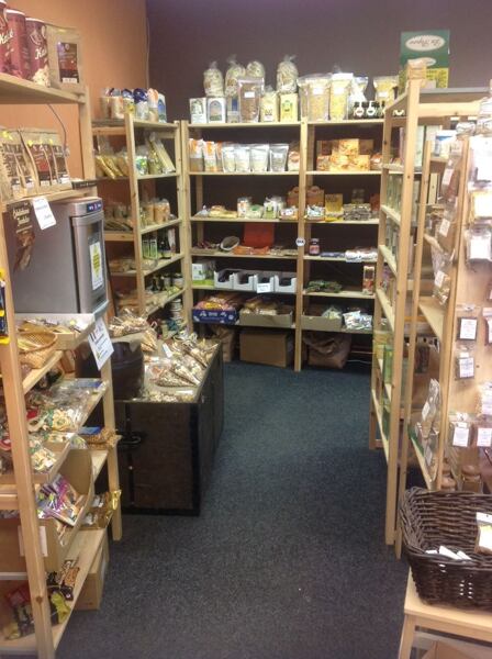 Dřevěné regály plné dobrot. První prodejna ve Zlíně, 2014.