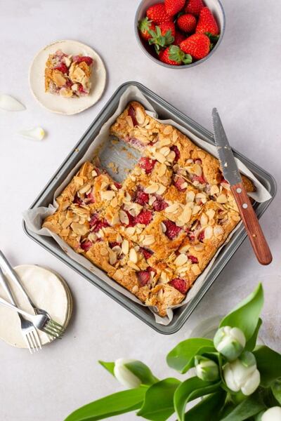 Bublanina z mandlové mouky si s jahodami prostě perfektně rozumí. 