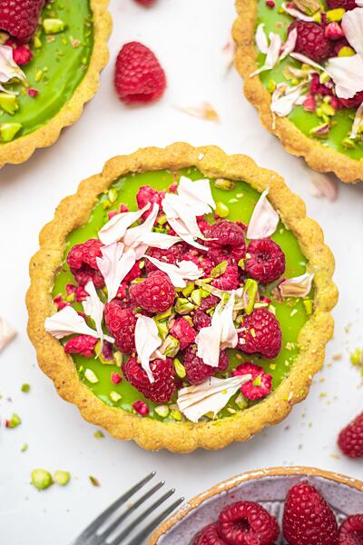 Náplň z pistácií a bílé čokolády se bude sozplývat na jazyku.