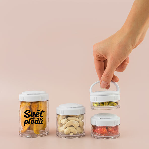 Sváčonosič plný manga, kešu, pistácií a lyofilizovaných jahod.