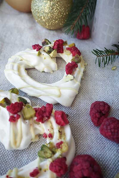 sněhová srdíčka s malinami a pistáciemi