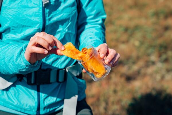 člověk v přírodě s mangem