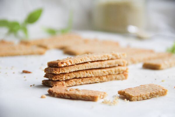 Bezlepkové tyčinky se sezamem hezky křupou.