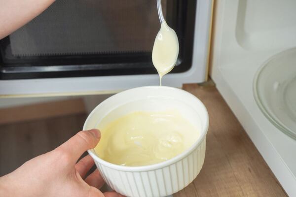 Mikrovlnku mějte nastavenou na nízký výkon a každých cca 15 sekund ji promíchávejte. 