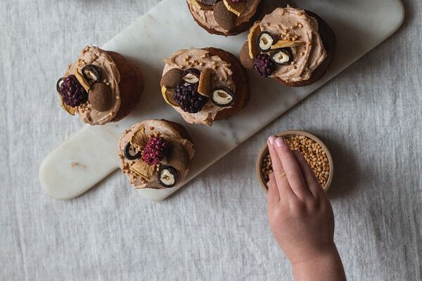 Křupavou třešničku koblížkům dodá quinoa v karamelové krustě.