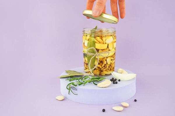 Skladování nakládaného sýru s ořechy