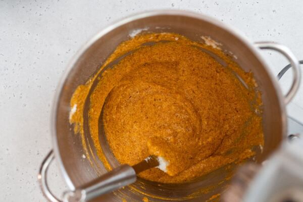 Dýňové pyré dodá piškotovému těstu na roládu krásně zářivou barvu.