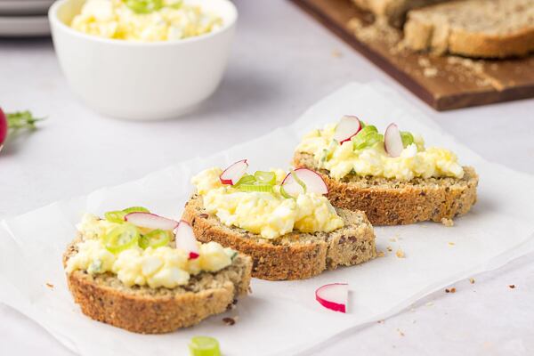 semínkový chléb s vajíčkovou pomazánkou