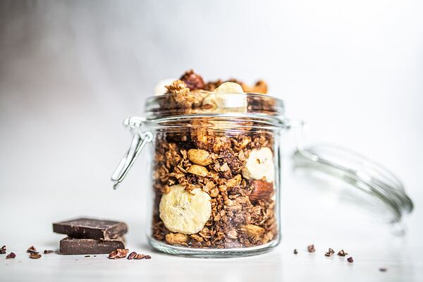 domácí čokoládová granola s banánem