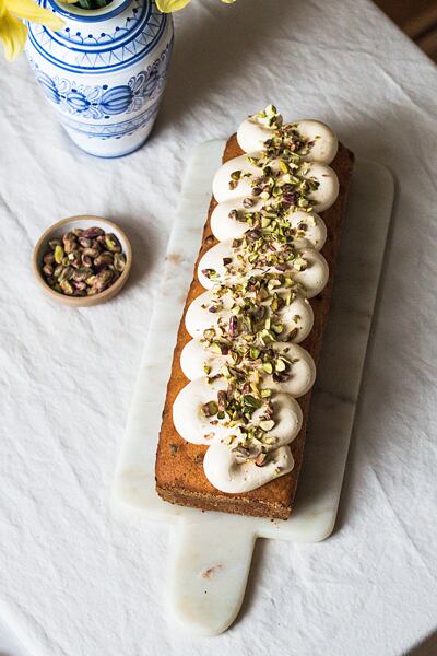 Hotový chlebíček posypte nasekanými pistáciemi.