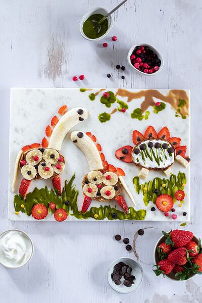 Dětem můžete z lívanců a ovoce vytvořit rodinku dinosaurů. Uvidíte, jak budou nadšené!