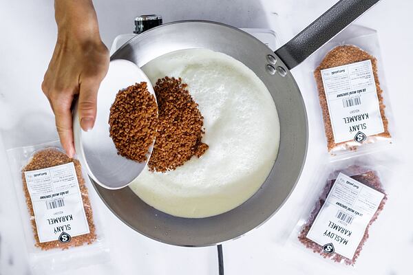 Vsypte karamelové kousky.