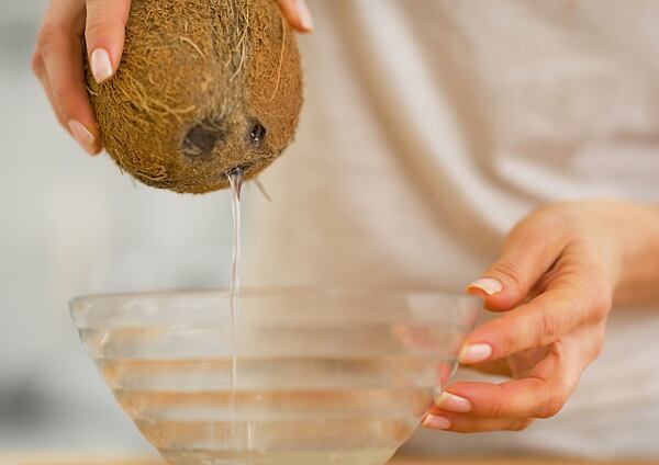 Kokos proražte v nejměkčím místě a vylijte kokosovou vodu.
