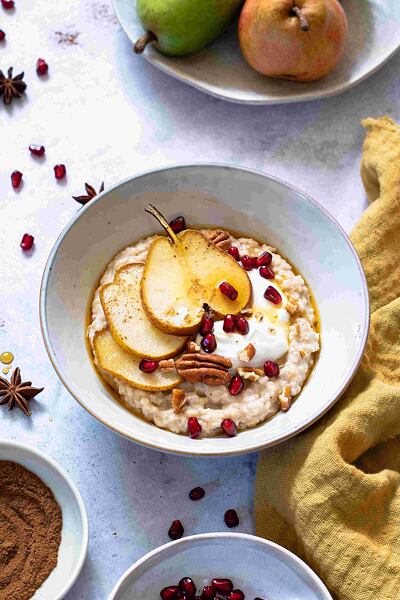 Perníčková ovesná kaše s pečenými hruškami