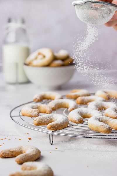 Tradiční recept na vanilkové rohlíčky by neměl chybět v žádné vánoční kuchařce. 