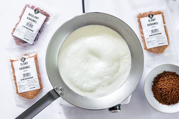 Smetanu přiveďte k varu.