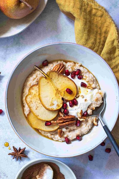 Perníčková ovesná kaše s pečenými hruškami
