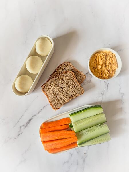 Svačina bez ořechů - chléb, zelenina, sýr a pomazánka.