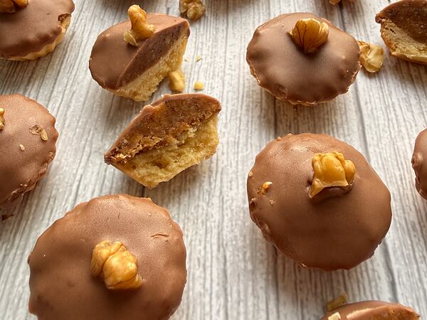 Košíčky s vlašskými ořechy a karamelem