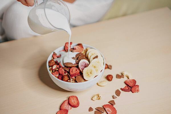 snídaně-mléko-jahody