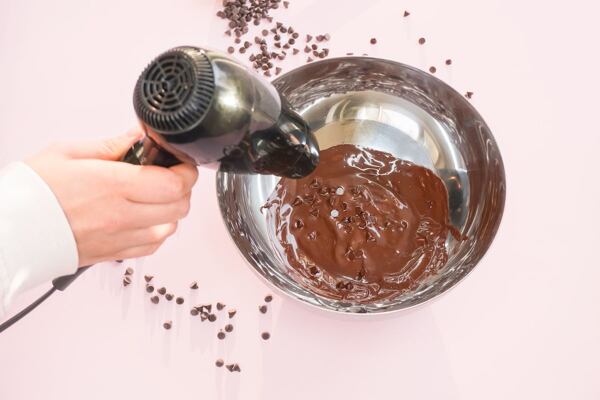 Rozpouštění čokolády fénem