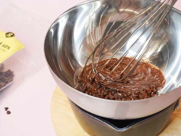 Mísu s pecičkami postavte na odstavený hrnec a promíchávejte metličkou.