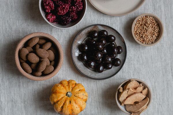 Na dozdobení koblížků se hodí dražované oříšky i lyofilizované ovoce.