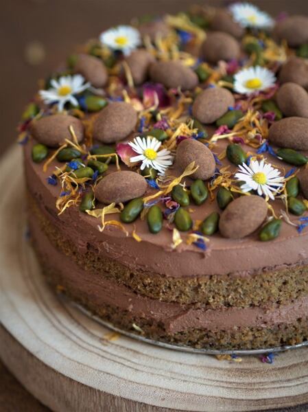 Na zdobení dortů se vždy hodí mít ve spíži jedlé květy a nebo nějaké ty dražovky.