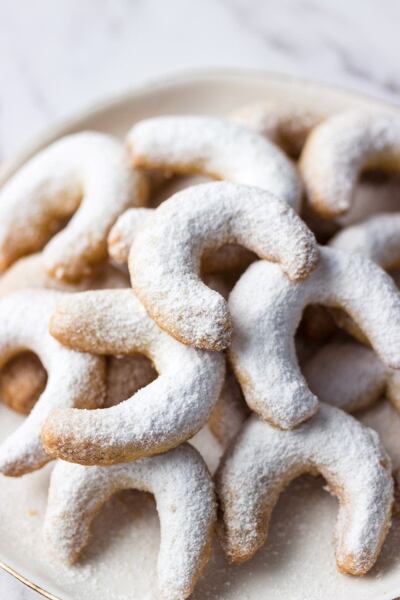 Pečení vanilkových rohlíčků se nemusíte bát. Postup je jednoduchý.