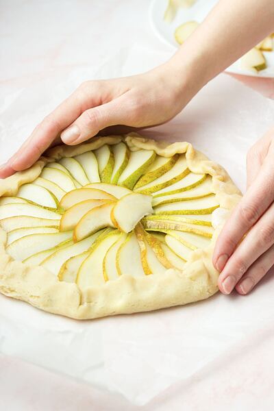 Okraje následně přehneme přes náplň.