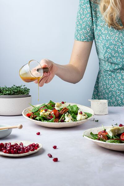 Zálivku přidejte do salátu až před servírováním, aby listy nezvadly.
