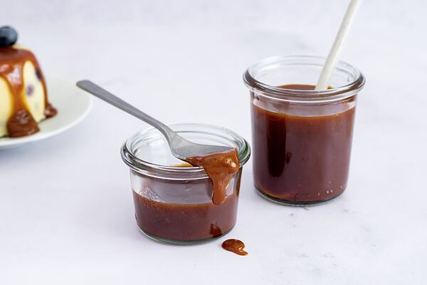 domácí karamel ve sklenici