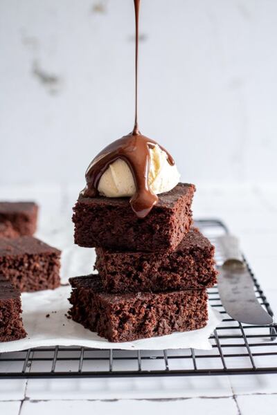 Jak naservírovat řepové brownies? Co takhle se zmrzkou a čokoládou?