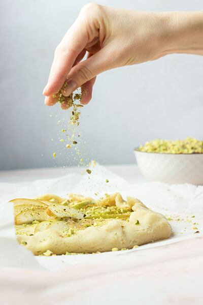 Nakonec těsto potřeme vajíčkem a galetku posypeme pistáciemi.