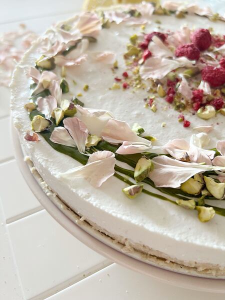 Se zdobením si můžete vyhrát. Kvítky v kombinaci s ovocem působí něžně a svěže.