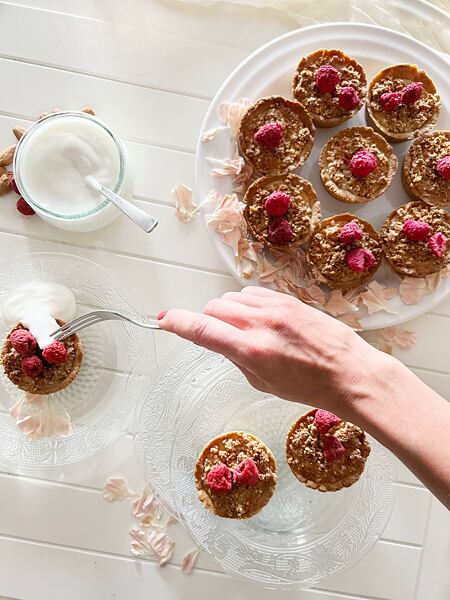 Servírovat je můžete s (rostlinným) jogurtem.