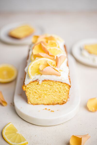 Hotový chlebíček ozdobte plátky citronu a jedlými květy.