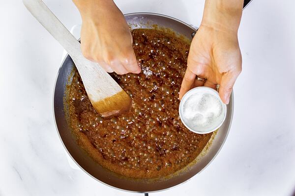 Milujete slaný karamel? Na závěr můžete karamel ochutit troškou soli.