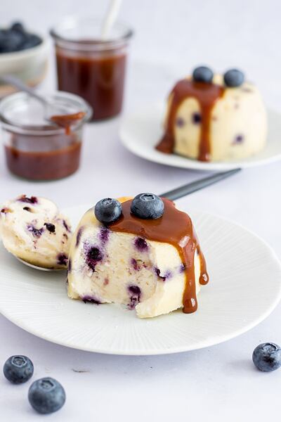 nakrojený mini cheesecake s karamelovou polevou