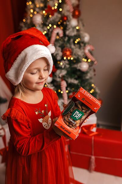 Děvčátko u stromečku drží MYX Vánoce.