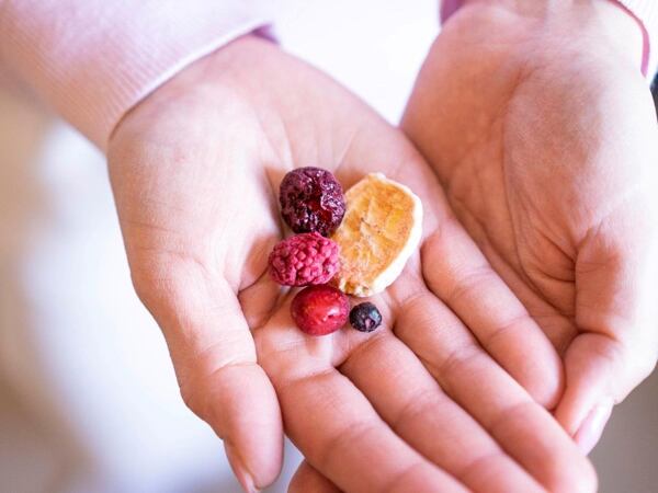 dlaň-lyofilizované ovoce